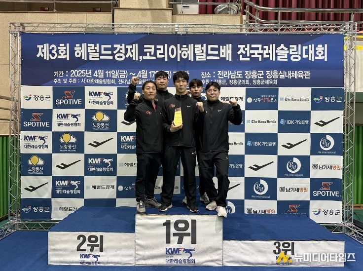 정순원 감독(사진 왼쪽)과 선수들이 기념 촬영을 하고 있다.