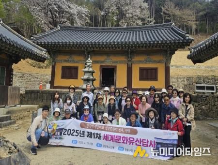 1차 안동 답사 사진(봉정사 극락전 앞)