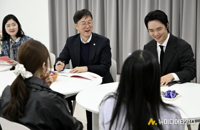 이민근 안산시장(가운데)이 13일 한부모가족 통합지원센터를 방문하고 센터 종사자 및 이용자들과 대화를 나누고 있다.