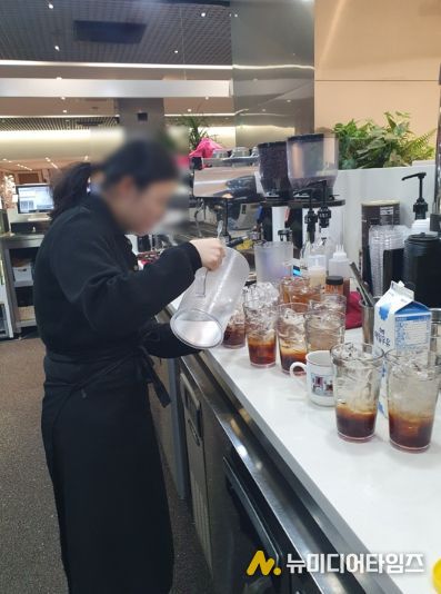 베이커리씨어터의 바리스타 직무 참여자 모습