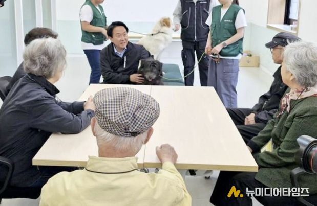 이성헌 서대문구청장이 ‘동물매개치유 프로그램’ 참여자들에게 치료견을 소개하고 있다.