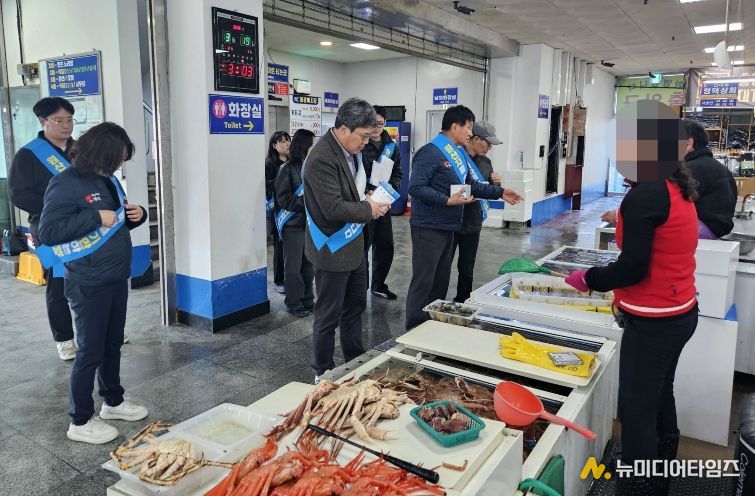 영덕군이 대게축제에 앞서 원산지 표시 지도·점검을 시행했다.