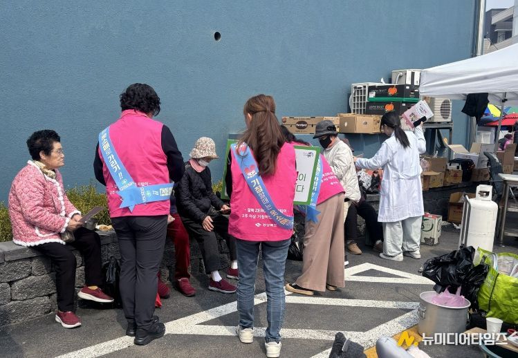 영덕군보건소가 결핵 예방의 날을 맞아 캠페인을 펼치고 있다.