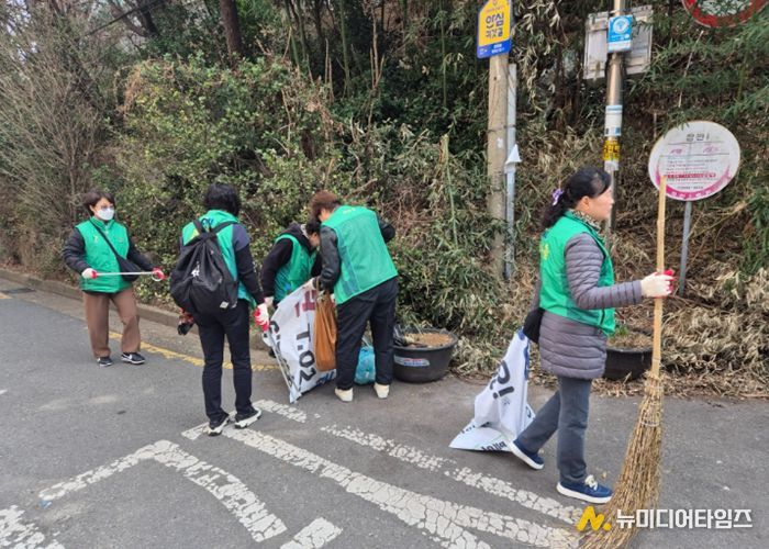 광명시 하안1동 행정복지센터는 지난 24일 다가오는 봄을 맞아 산뜻한 마을 환경을 조성하고자 ‘새봄맞이 대청소’를 실시했다.