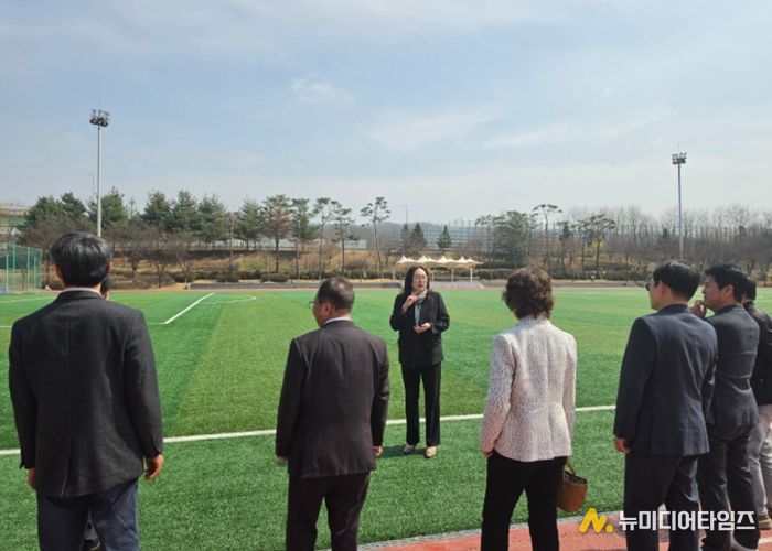 화성특례시 관계자와 전국체육대회 시민추진단이 25일 도원체육공원 축구장에 대한 설명을 듣고 있다