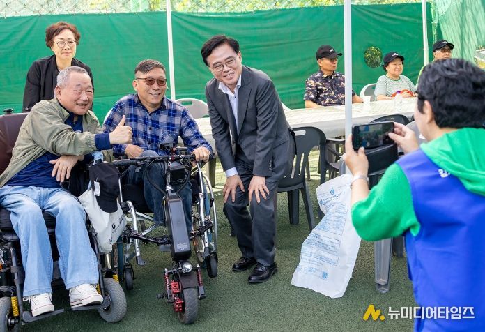 진교훈 서울 강서구청장(맨앞 왼쪽 세 번째)이 14일(수) 방화대교 남단 게이트볼장에서 열린 ‘강서구장애인단체총연합회 힐링 워크숍’에서 참석자들과 함께 사진을 찍고 있다.