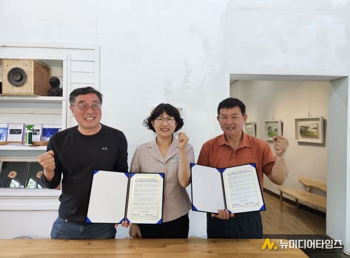 28일, 산내리-잠월미술관 협약식(왼쪽부터 김광원 잠월미술관장, 정화자 해보면장, 이광연 신내리 이장)