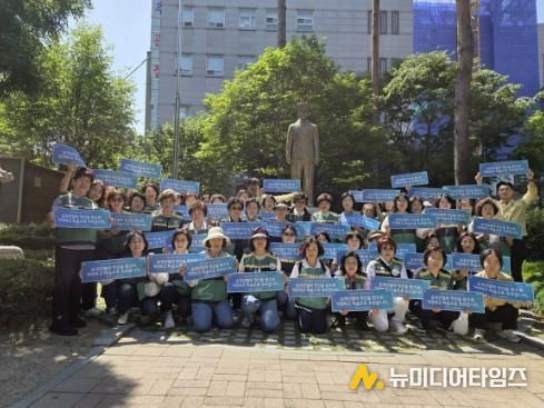 현충시설 정화 활동에 나선 여성민방위대