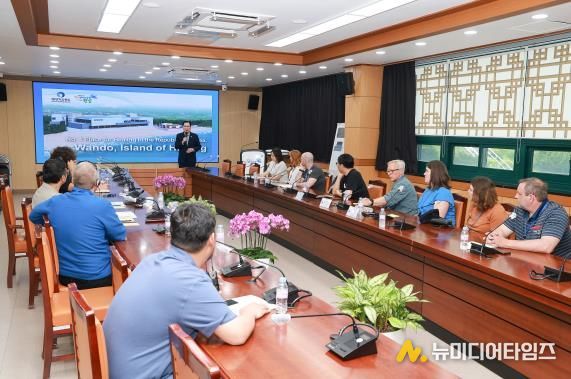 세계자연기금(WWF), 미국, 포르투칼 해조류산업 관계자 완도 방문(신우철 군수 방문단에게 완도 해조류 우수성 설명)