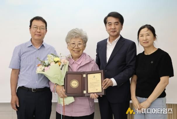 보은군, 23년 동안‘하루 한 끼’나눔 실천한 김양수 소장에게 감사패 수여-최재형군수와 김양수소장과 아들내외