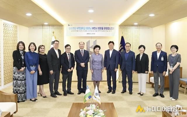 조용익 부천시장과 부천대·BUT 관계자들이 단체 기념사진을 찍고 있다.(왼쪽 6번째부터 한정석 부천대 총장, 신 아그리피나 BUT 총장, 조용익 부천시장)