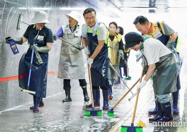 지하보도를 청소하는 류경기 중랑구청장과 주민들