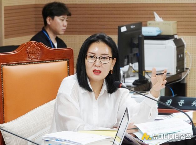 신미진 의원이 제259회 제1차 정례회 중 행정사무감사를 펼치고 있다.