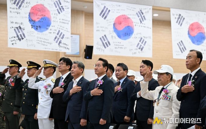 유정복 인천광역시장이 25일 시청 대회의실에서 열린 '6.25전쟁 제75주년 기념식'에서 참석자들과 국민의례를 하고 있다.