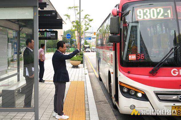 9302-1 운행 첫날인 18일 오전, 이현재 하남시장이 미사 북측지구 구산문화마을·구산성당 정류장에 직접 방문해 현장 점검을 하고 있다.