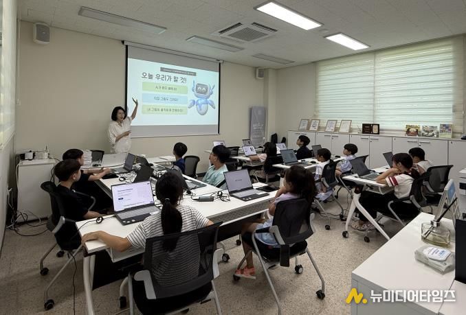 화성특례시 사회적경제주간 행사 일환으로 진행된 사회적경제기업 생성형 인공지능을 활용한 그림책 만들기 원데이 클래스 모습