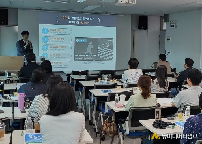 화성특례시가 18일 읍면동 복지팀장을 대상으로 역량강화 교육을 하고 있다