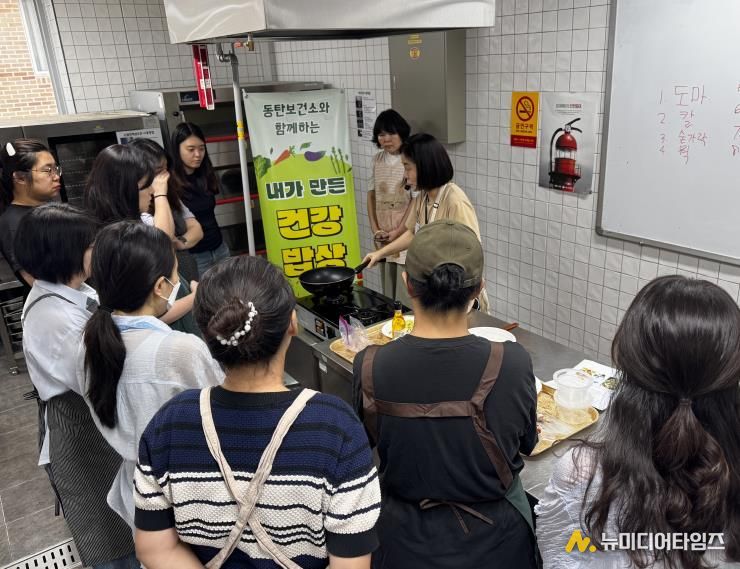 19일 진행된 내가 만든 건강밥상 수강생들이 저염 쌈장 만들기 실습에 참여하고 있다