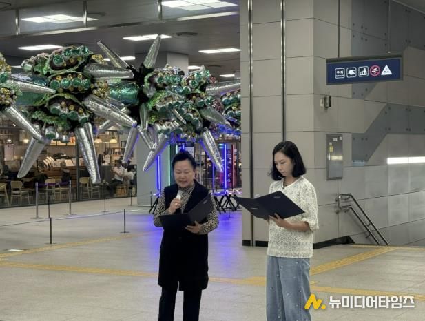 20일 탄소중립 스마트도시 리빙랩 시민참여단이 에코화성인 낭독을 하고 있다