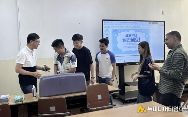 화성특례시가 21일 외국인 대상 감염병 예방교육을 하고 있다