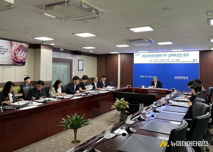 정구원 화성특례시 제1부시장이 23일 자살대책추진본부 실무추진단 회의를 주재하고 있다