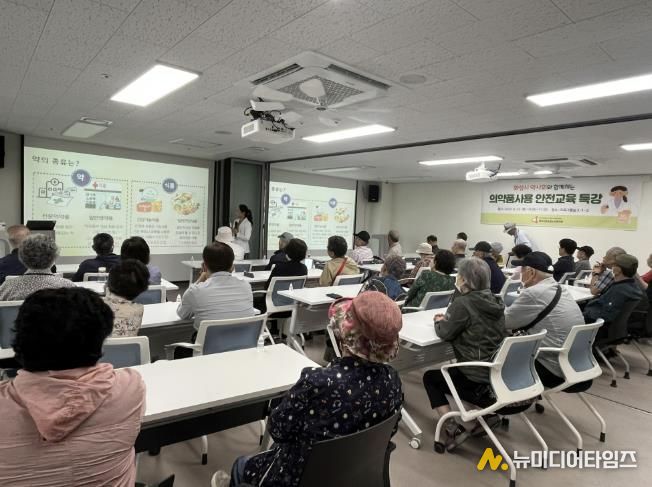 화성특례시가 23일 의약품 안전관리 순회교육을 하고 있다