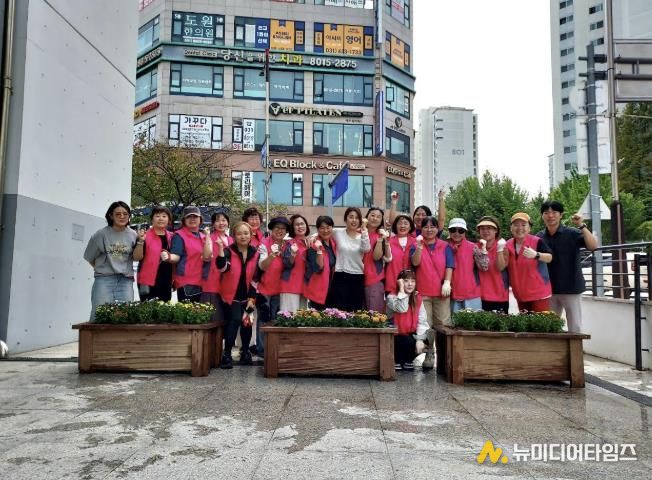 23일 동탄3동 주민들이 환경정화 및 국화식재 활동에서 기념촬영하고 있다