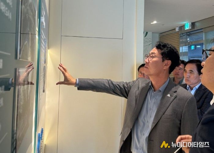 정명근 화성특례시장이 1일 경부직선화 상부공원 현장 상황실을 찾아 공사 진행상황을 점검하고 있다