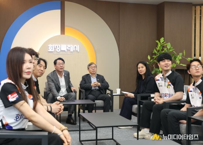 정명근 화성특례시장이  볼링선수들과 간담회를 하고 있다