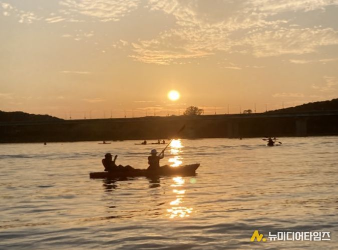 노을 위를 노 저으며… 여주시 ‘남한강 선셋카약’ 대성황