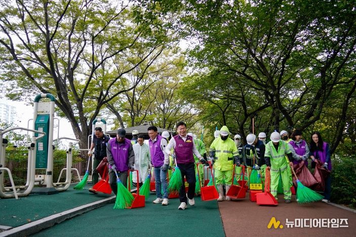 장안벚꽃안길에서 추석맞이 대청소하는 이필형 동대문구청장