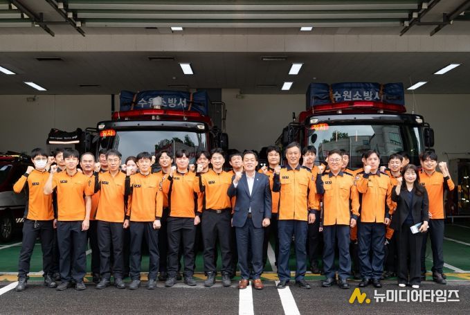 이재준 수원시장(가운데)가 수원소방서 근무자들을 격려한 후 함께하고 있다.