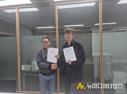 왼쪽부터 김용승 서울시마을버스운송사업조합 이사장, 김태명 서울시 교통기획관