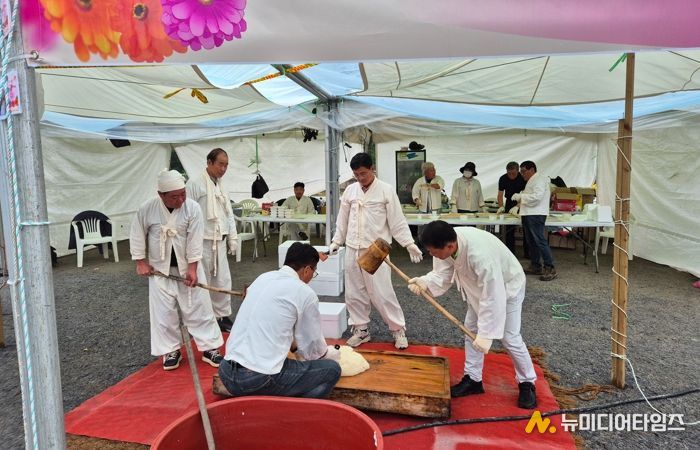 평창읍 이장협의회, 백일홍 축제 기간 인절미 떡메치기 체험