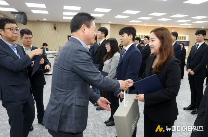 홍천군, 공직 첫걸음 응원! 웰컴 키트 전달