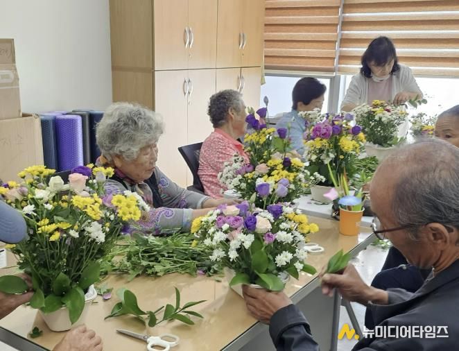 화성특례시 팔탄보건지소 재능기부 프로그램으로 어르신들이 꽂꽂이 활동에 참여하고 있다