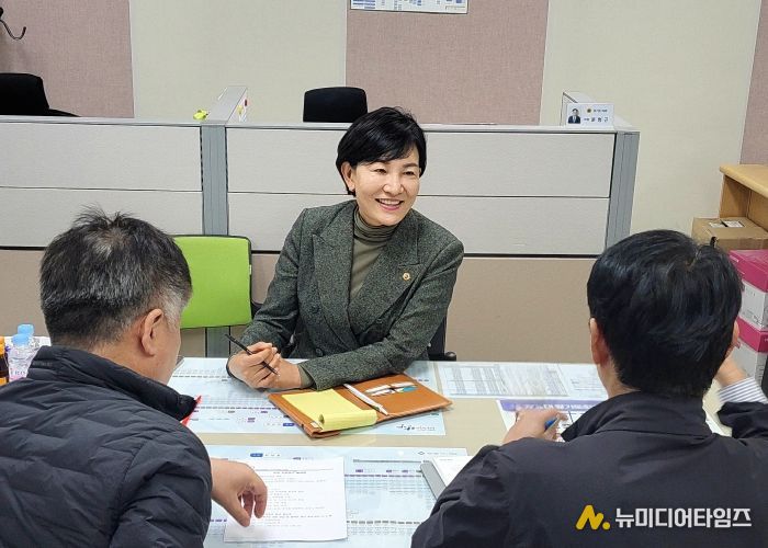 경기도의회 이채명 의원, “도내 프로축구단 활성화 통한 지역 상생 방안 논의”