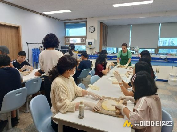사천시립도서관, 청소년과 함께하는 ‘맛·멋·미 책여행’ 호응 속 운영 “도서관이 열어준 사천 여행길…알고 보니 더 멋져!”