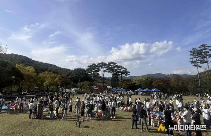 용인특례시는 유아숲 특별 프로그램인 '꼬마마법사의 단풍숲 놀이터' 행사를 개최했다