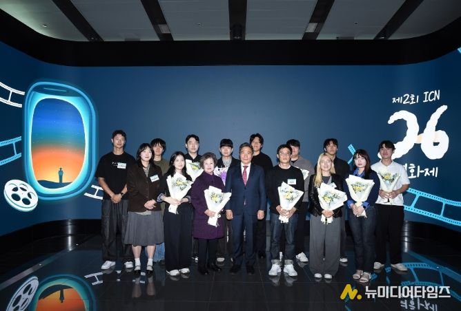 23일 인천공항 제2여객터미널 강동석관에서 진행된 ‘제2회 ICN 26(아이씨엔 이륙) 영화제 시상식’에서 인천국제공항공사 이학재 사장(사진 앞줄 왼쪽에서 네 번째) 및 수상자들이 기념촬영을 하고 있다.
