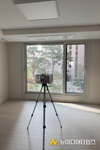 신축 아파트 대상으로 실내공기질 오염도 검사 실시하는 모습