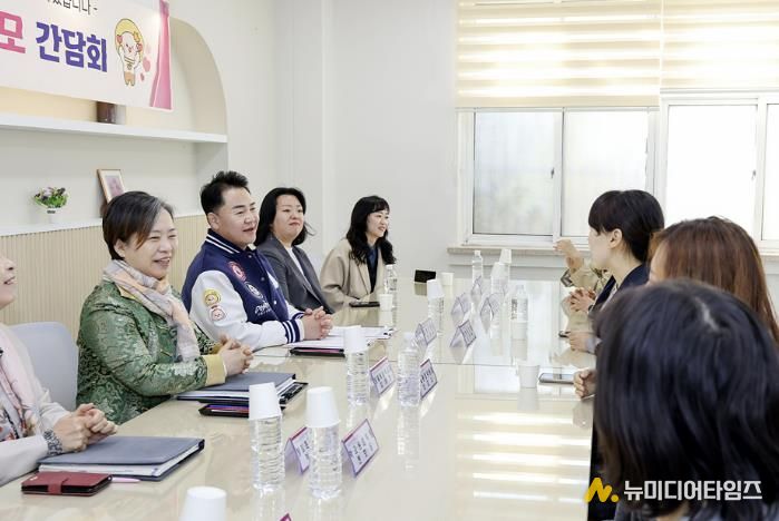 오언석 도봉구청장이 지역 학부모들과 교육현안에 대해 논의하고 있다