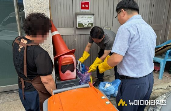 광주 광산구가 종량제 봉투 음식물 혼입 근절을 위한 특별 단속을 했다.