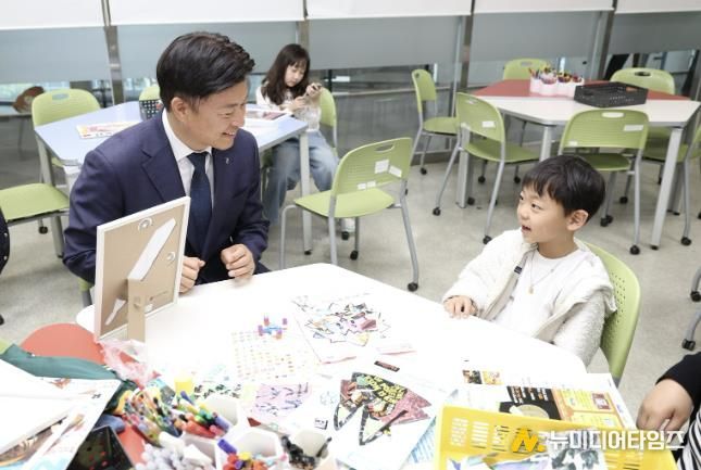 조용익 부천시장이 지난 5월 한국만화박물관 어린이날 행사에서 아이들과 함께 환하게 웃고 있다.