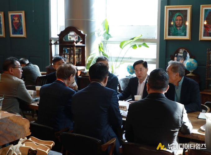 인천항만공사 이경규 사장이 OKTA 임원진들과 인천항 수출 관련 협의를 하고 있다