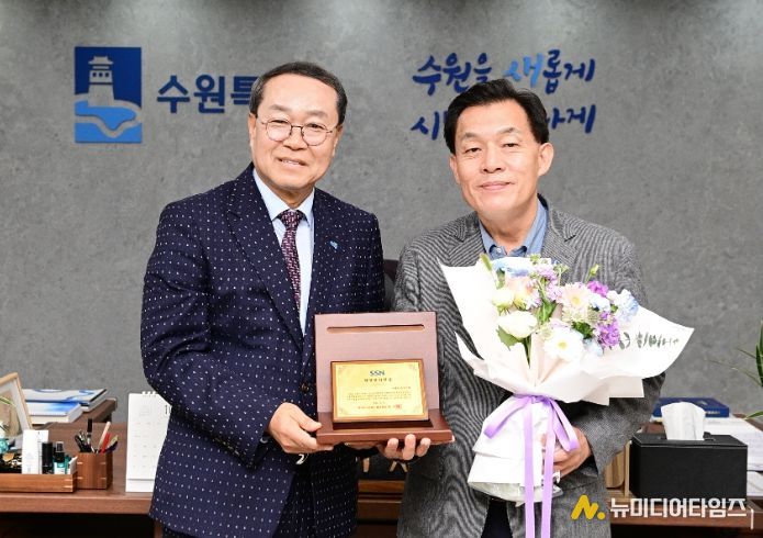 이재준 수원시장(오른쪽), 경기도사회복지협의회 강기태 회장이 함께하고 있다.