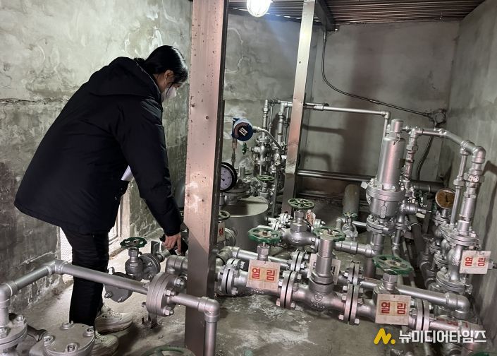 가스시설 안전점검 실시하는 모습