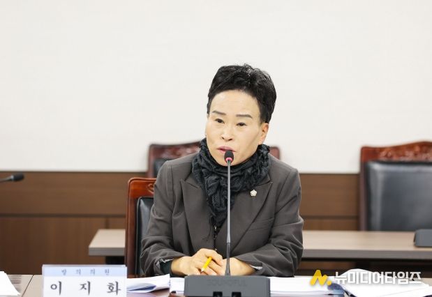 이지화 의원이 지난 28일 제299회 임시회 도시환경위원회에서 ‘안산시 석면안전관리 및 지원에 관한 조례안’에 대해 설명하고 있다.