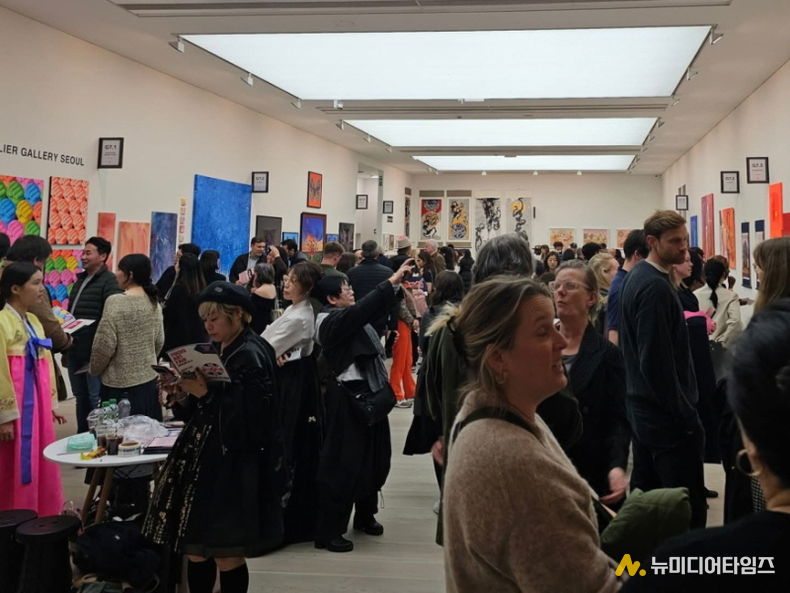 (사진: 런던 사치갤러리 전시 전경)