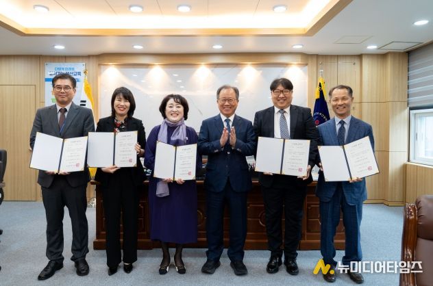 발령장 수여 모습 : 좌측부터 신동훈 장학관(에코4초), 박혜란 원장(에코8유), 안부희 원장(에코4유), 김석준 교육감, 변정현 장학관(신연초), 김진기 교감(에코특수)